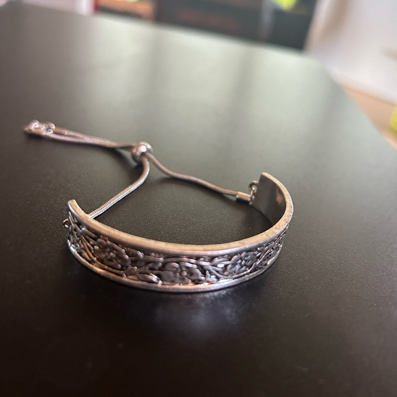 Patterned silver bangle bracelet - Picture 1 of 3